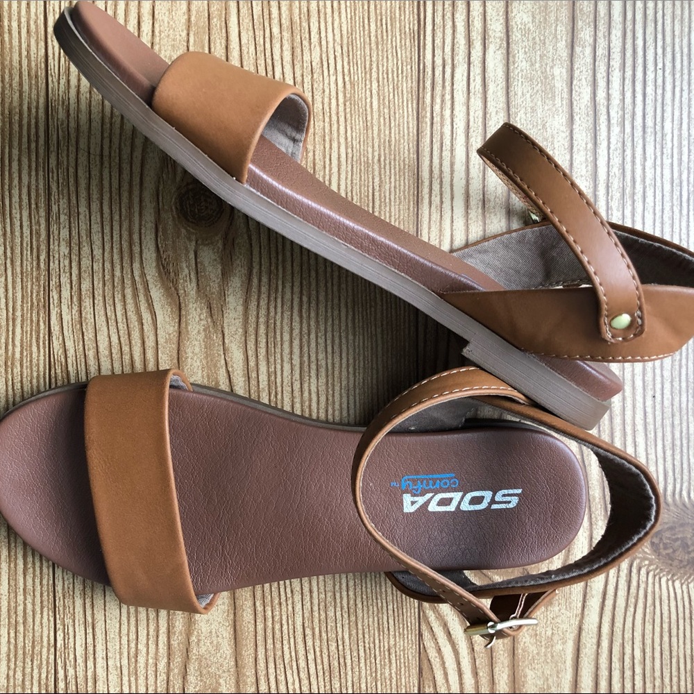 LIKE NEW Soda flats Wide strap sandals size 6 - Picture 2 of 5